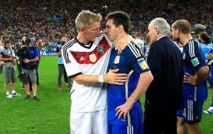 Messi é consolado após derrota na final da Copa