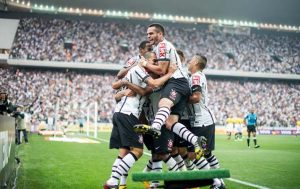 Jogadores do Corinthians festejam gol de Fabio Santos