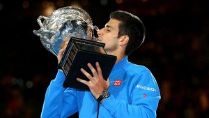 Djokovic beija a taça na Austrália em 2015