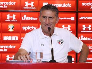 Edgardo Bauza chega para dar cara nova ao São Paulo Edgardo Bauza chega para dar cara nova ao São Paulo