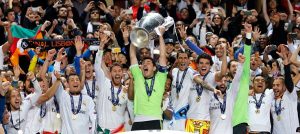 Comemoração do 10º título da Liga dos Campeões, com Benzema no canto direito.