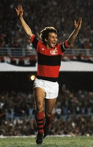 Zico comemorando um de seus muitos gols pelo Flamengo.