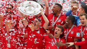 Bayern de Munique, atual campeão, Troféu Meisterchale reformado.