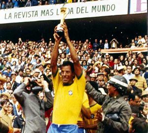 Lateral Carlos Alberto, capitão e campeão mundial de 1970, deixado de fora. Lateral Carlos Alberto, capitão e campeão mundial de 1970, deixado de fora.