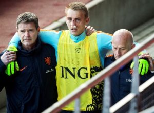 Cillessen sendo levado por médicos após o acidente. Cillessen sendo levado por médicos após o acidente.
