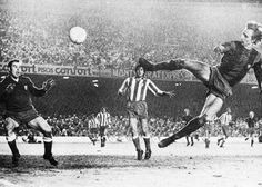 “O vôo do holandês”, gol contra o Atlético de Madrid em 1973. “O vôo do holandês”, gol contra o Atlético de Madrid em 1973.