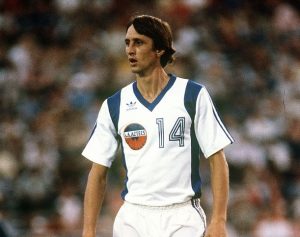 Johan Cruyff atuando pelo Los Angeles Aztecs em 1979. Johan Cruyff atuando pelo Los Angeles Aztecs em 1979.