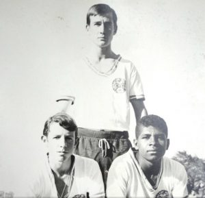 Levir Culpi (em pé) com 14 anos no Infanto-Juvenil do Coritiba, junto com seu amigo Dirceu Guimarães (à esquerda).