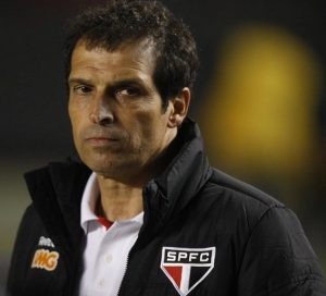 Milton Cruz em uma partida como técnico interino. Milton Cruz em uma partida como técnico interino.
