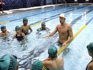 Michael Phelps dando aula em projeto social em Nova York. Michael Phelps dando aula em projeto social em Nova York.