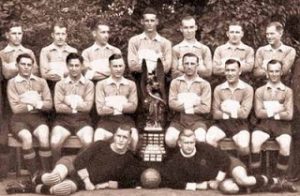 Rapid Viena Campeão em 1941, com a taça Viktoria. Rapid Viena Campeão em 1941, com a taça Viktoria.