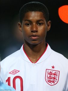Marcus Rashford atuando pelo sub-16 da seleção da Inglaterra. 