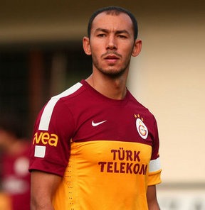 Umut Bulut, jogador do Galatasaray, perdeu o pai em um ataque terrorista. Umut Bulut, jogador do Galatasaray, perdeu o pai em um ataque terrorista.