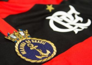 Brasão da Marinha na camisa do Flamengo.