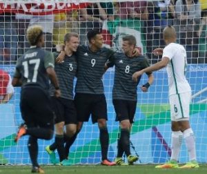 Jogadores comemorando gol na vitória sobre a Nigéria na semifinal.