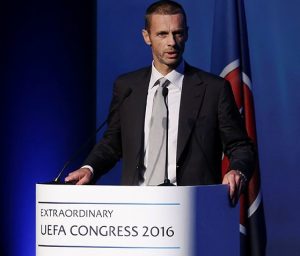 Aleksander Ceferin discursando depois de se eleito presidente da UEFA.
