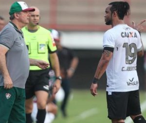 Levir Culpi e Carlos Alberto discutindo no intervalo da partida entre Fluminense e Figueirense.