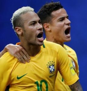 Coutinho comemorando gol de Neymar contra a Colômbia.