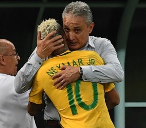Neymar e Tite comemorando o segundo gol contra a Colômbia.