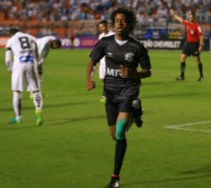 Keno comemora um de seus dois gols contra o Santos FC.