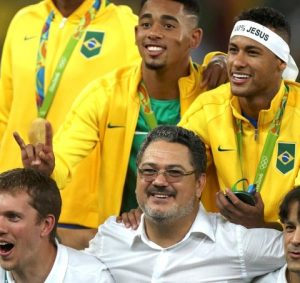 Micale, Gabriel Jesus e Neymar comemorando a medalha de ouro.