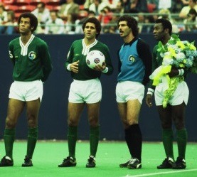 New York Cosmos em 1977 com Carlos Alberto Torres e Pelé.