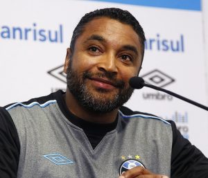 Roger em entrevista coletiva pelo Grêmio.