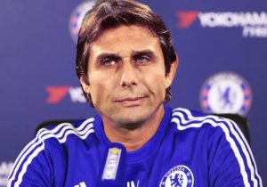 Técnico Antonio Conte no comando do Chelsea FC.