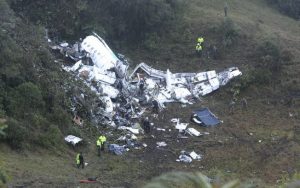 Destroços do avião que levava o time da Chapecoense.