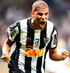 Zagueiro Leonardo Silva jogando pelo Atlético Mineiro.