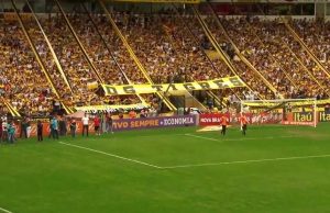 Torcida do Criciúma sempre presente no Estádio Heriberto Hulse.