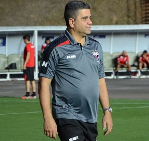 Treinador Marcelo Cabo como treinador do Atlético-GO. Treinador Marcelo Cabo como treinador do Atlético-GO.