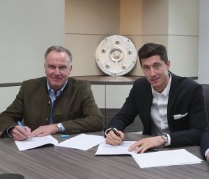 Rummenigge ao lado de Lewandowski na assinatura na renovação.