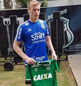 Douglas Grolli com a camisa da Chapecoense. Douglas Grolli com a camisa da Chapecoense.