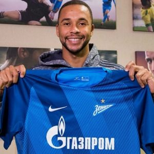 Volante Hernani com a camisa do Zenit, seu novo clube. Volante Hernani com a camisa do Zenit, seu novo clube.