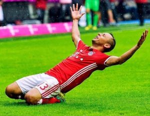 Rafinha comemorando um gol pelo Bayern de Munique. Rafinha comemorando um gol pelo Bayern de Munique.
