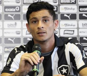 Diogo Barbosa em entrevista pelo Botafogo, seu ex-clube.