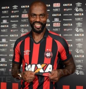 Atacante Grafite na sua chegada ao Atlético Paranaense.