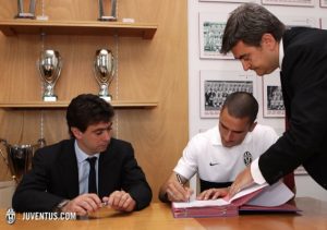 Bonucci assinando sua renovação.