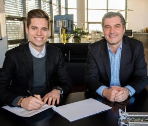 Julian Weigl ao lado de Michael Zorc no momento da renovação.
