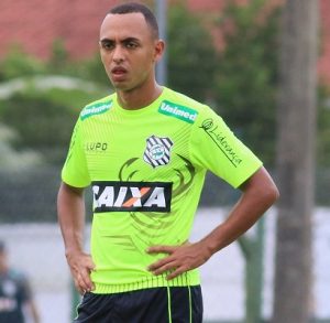 Meio-campista Dodô treinador com a camisa do Figueirense.