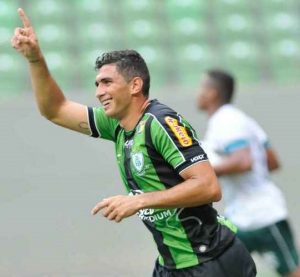 Danilo Barcelos comemorando gol pelo América Mineiro.
