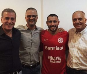 Alan Ruschel ao lado da diretoria do Internacional e seu representante.
