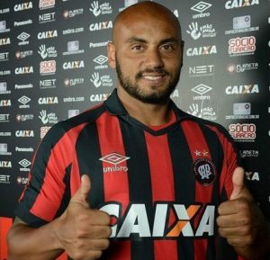 Jonathan em sua apresentação no Atlético Paranaense.