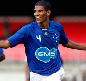 Leonardo Silva atuando pelo Cruzeiro.