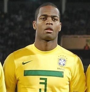 Zagueiro Dedé servindo a seleção brasileira. Zagueiro Dedé servindo a seleção brasileira.