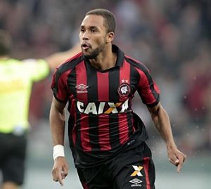 Volante Hernani comemorando gol em 2016. Volante Hernani comemorando gol em 2016.