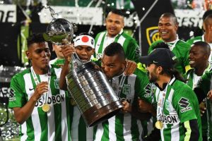 Atacante Borja com a taça de campeão da Libertadores 2016.