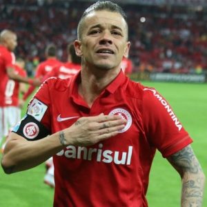 D’Ale comemorando gol pelo Internacional.