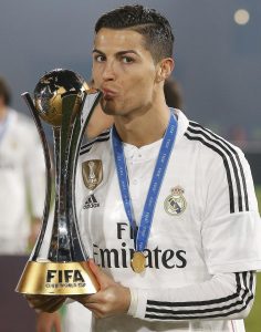 Cristiano Ronaldo com a taça de campeão mundial de 2016.